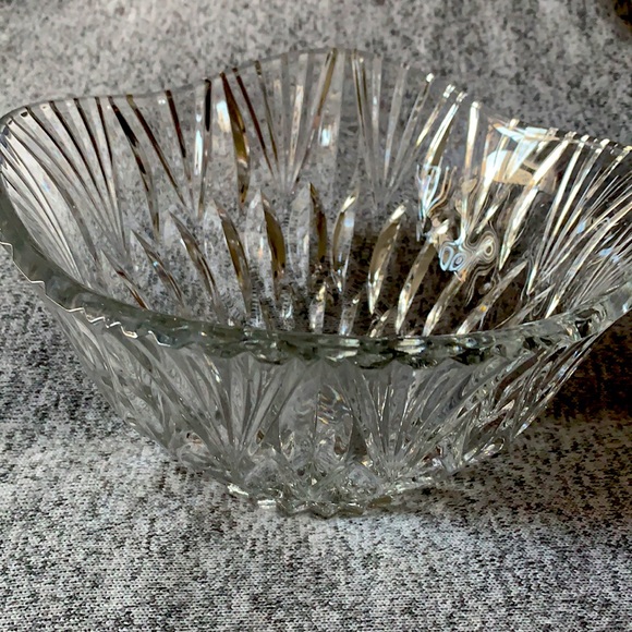 Crystal Bowl Elegantly Handcrafted with Intricacy. - Picture 1 of 9